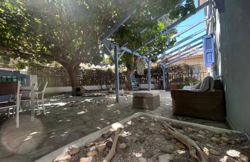 Skala Eresou Apartamento | Blue Seaside House with Garden