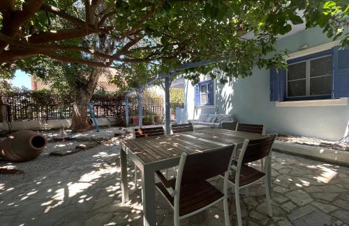 Skala Eresou Apartamento | Blue Seaside House with Garden