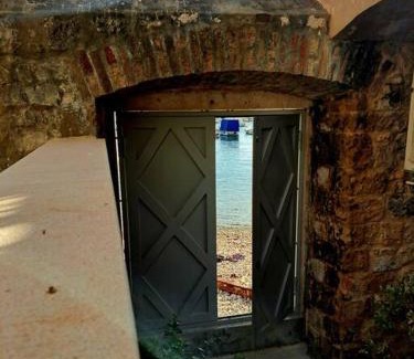 Komiza Apartamento | Blue Shutter Garden Studio