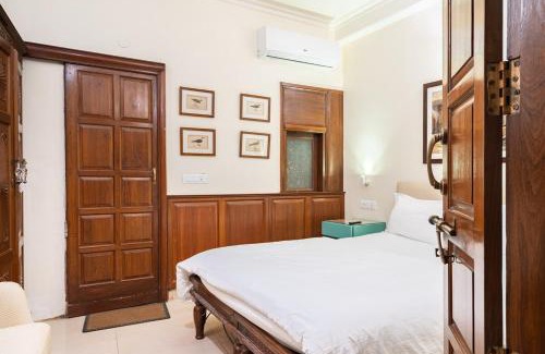 Hauz Khas Village Apartamento | Blue Sky 1 Bedroom Apartment with a fort view