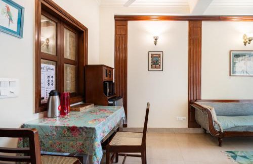 Hauz Khas Village Apartamento | Blue Sky 1 Bedroom Apartment with a fort view