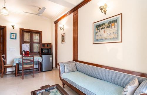 Hauz Khas Village Apartamento | Blue Sky 1 Bedroom Apartment with a fort view