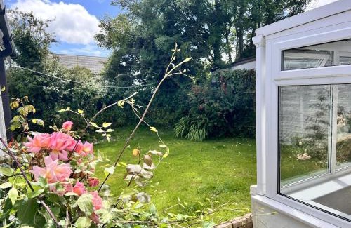 Pentraeth Casa | 'Blue Sky' 2 Bedroom Enclosed Garden Parking WiFi