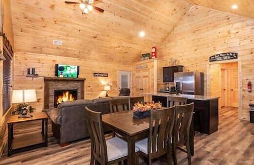 Pigeon Forge Complejo | Blue Smoke View is a spacious ADA-friendly 3 bedroom cabin