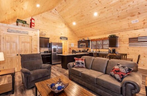 Pigeon Forge Complejo | Blue Smoke View is a spacious ADA-friendly 3 bedroom cabin