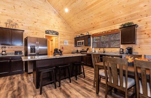 Pigeon Forge Complejo | Blue Smoke View is a spacious ADA-friendly 3 bedroom cabin