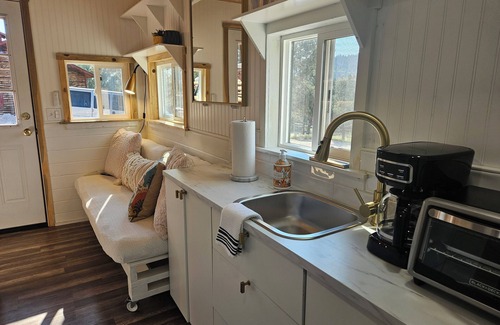 Buena Vista Casa | Blue Tiny House Getaway at Deer Valley w/ Geothermal pools & more!