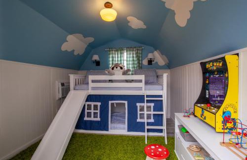 Knoxville Casa | Blue Valley Inn - Hot Tub & Spacious Play Area!