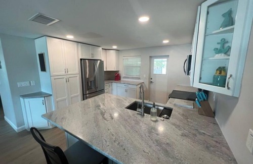 Naples Park Cabaña | Blue Water Retreat @ Vanderbilt- steps to beaches/shopping/dining/entertainment!