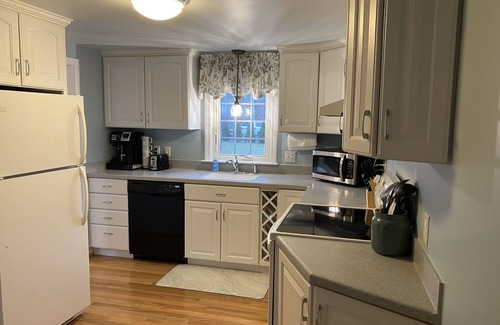 East Falmouth Casa | Blue Water Shores Neighborhood walking distance to private inlet