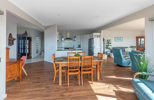 Mallacoota Casa | Blue Waters Lakeside escape.