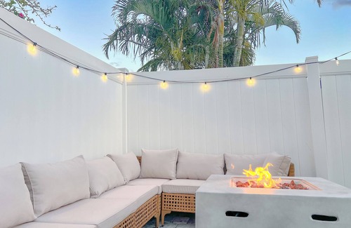 West Bradenton Casa | Blue Waves Getaway l Pool Putt Putt l Movies