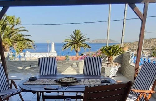 Palaia Fokaia Casa | CASITA AZUL Y BLANCA SOBRE EL MAR CERCA DE SOUNIO