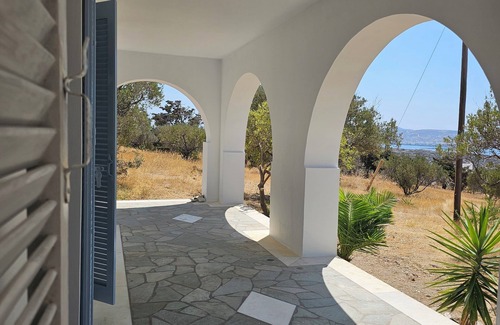 Nea Cryssi Akti Cabaña | Blue & White View-White Villa