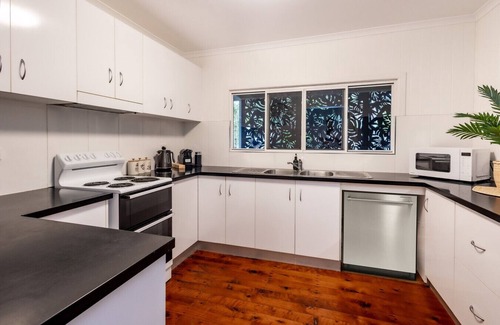 Manunda Casa | Bluebell Charm 4BR Home with Disability Access