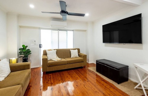 Manunda Casa | Bluebell Charm 4BR Home with Disability Access
