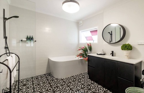 Manunda Casa | Bluebell Charm 4BR Home with Disability Access