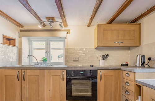 Ross-on-Wye Cabaña | BLUEBELL COTTAGE, pet friendly, character holiday cottage in Newent