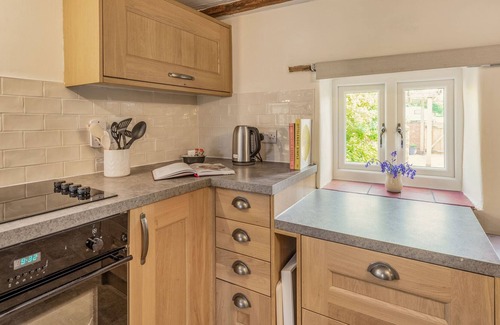 Ross-on-Wye Cabaña | BLUEBELL COTTAGE, pet friendly, character holiday cottage in Newent