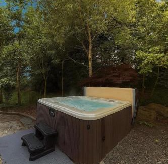 Newry Casa | Bluebell Cottage - with hottub