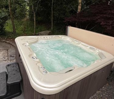 Newry Casa | Bluebell Cottage - with hottub