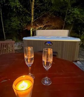 Newry Casa | Bluebell Cottage - with hottub