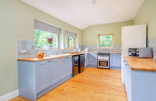 Cymau Cabaña | BLUEBELL, family friendly, country holiday cottage in Brymbo