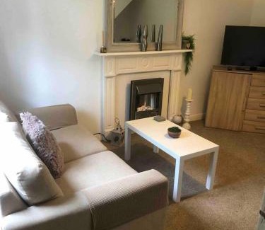 Scunthorpe Casa | Bluebell House 2 bedroom with parking and garden