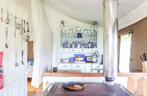 Castallack Cabaña | BLUEBELL, pet friendly, with hot tub in St Buryan