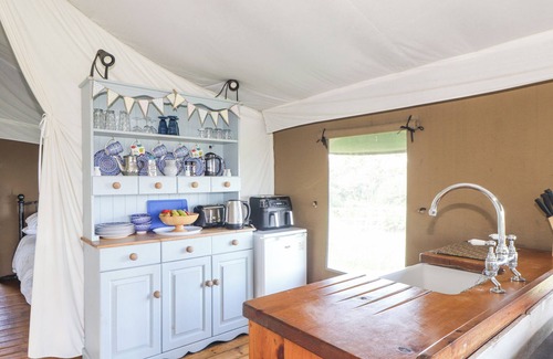Castallack Cabaña | BLUEBELL, pet friendly, with hot tub in St Buryan
