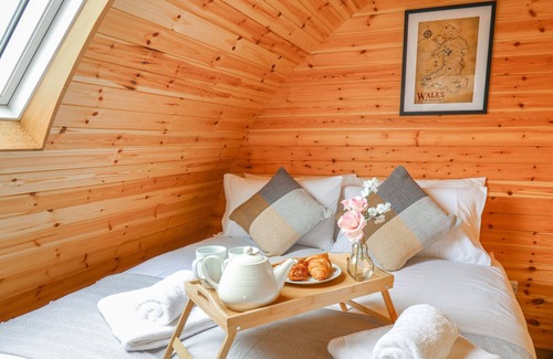St Harmon Cabina | BLUEBELL, pet friendly, character holiday cottage in Rhayader