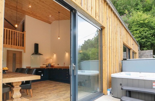 Bampton Cabaña | BLUEBELL, pet friendly, with hot tub in Bampton, Devon