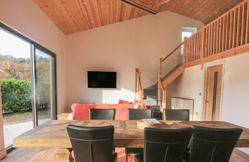 Bampton Cabaña | BLUEBELL, pet friendly, with hot tub in Bampton, Devon