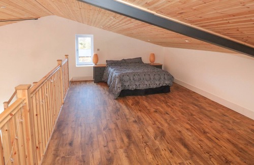 Bampton Cabaña | BLUEBELL, pet friendly, with hot tub in Bampton, Devon