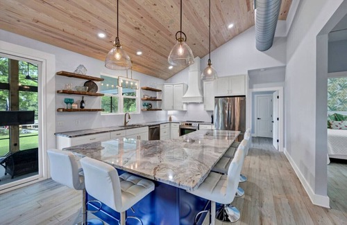 Saluda Casa | Bluebird Bay with Hot Tub & Outdoor Area | Sleeps 8
