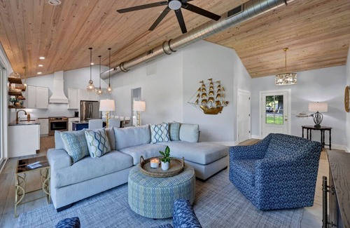 Saluda Casa | Bluebird Bay with Hot Tub & Outdoor Area | Sleeps 8