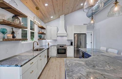 Saluda Casa | Bluebird Bay with Hot Tub & Outdoor Area | Sleeps 8