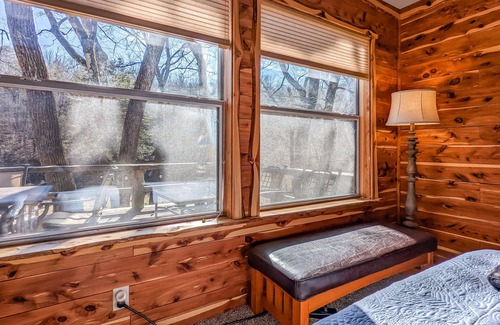 Boswell Casa | BlueBird Cabin ~ on Livingston Creek