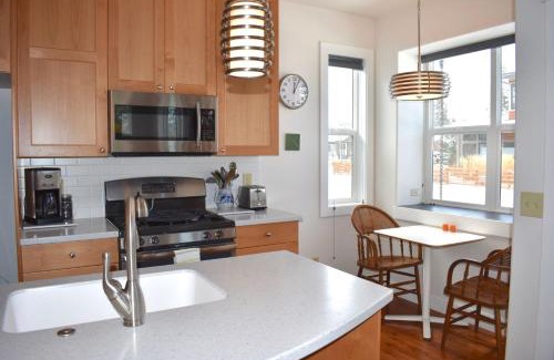 River West Casa | Bluebird Day - Hummingbird Cottage