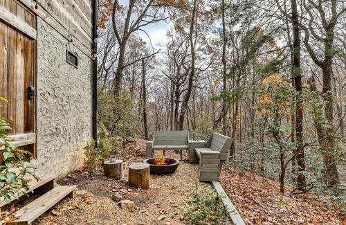 Big Canoe Casa | Bluebird Day - Romantic Creekside Cabin in Big Canoe- Modern Amenities, Fire Pit, Creek Views, Hiking Trails - Big Canoe, GA