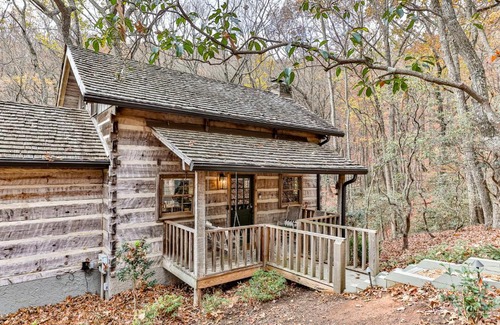 Big Canoe Casa | Bluebird Day - Romantic Creekside Cabin in Big Canoe- Modern Amenities, Fire Pit, Creek Views, Hiking Trails - Big Canoe, GA