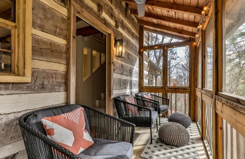 Big Canoe Casa | Bluebird Day - Romantic Creekside Cabin in Big Canoe- Modern Amenities, Fire Pit, Creek Views, Hiking Trails - Big Canoe, GA