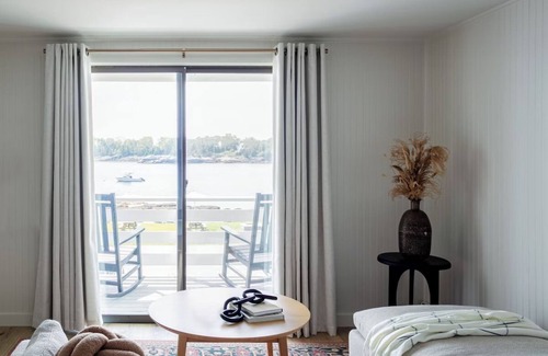 Ocean Point Hotel | Bluebird Ocean Point Inn | Oceanfront Deluxe King w/ Porch | Private Beach