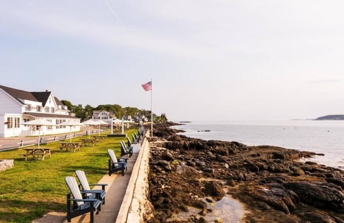 Ocean Point Hotel | Bluebird Ocean Point Inn | Oceanfront Deluxe King w/ Porch | Private Beach