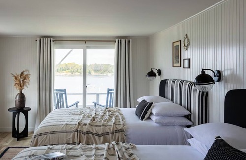 Ocean Point Hotel | Bluebird Ocean Point Inn| Oceanfront Double Queen | Free Coffee and Tea
