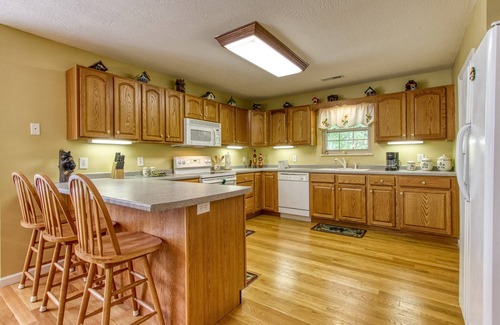 Pigeon Forge Cabina | Bluebird's Song by HoneyBearCabins