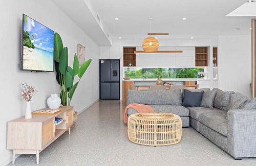 Bokarina Casa | Bluebird Villa - 3min Stroll to Bokarina Beach