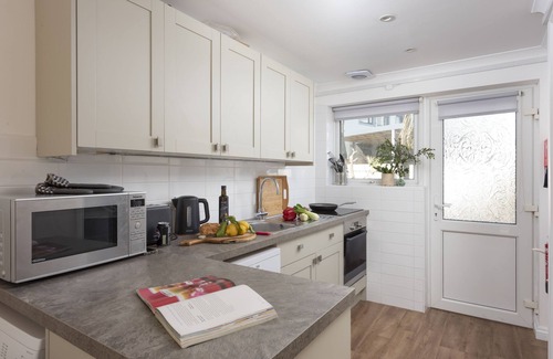 Polzeath Cabaña | Bluebirds is perfectly positioned just fifty metres from Polzeath Beach