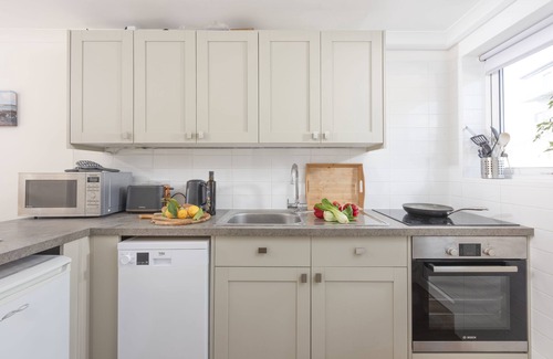 Polzeath Cabaña | Bluebirds is perfectly positioned just fifty metres from Polzeath Beach
