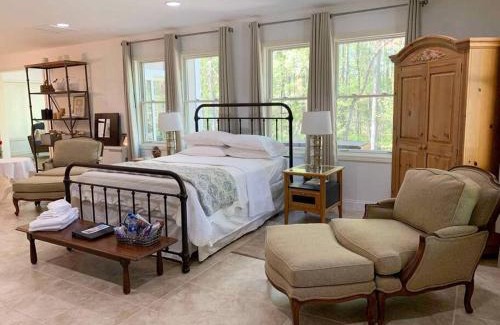 Asheville Apartamento | Bluebirds Nest 10 Min to AVL Biltmore hot tub cont bkfst sparkling water
